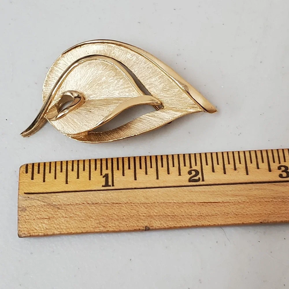 Vintage Crown Trifari Brushed Gold Tone Mid Century Modern MCM Leaf Brooch 1950s